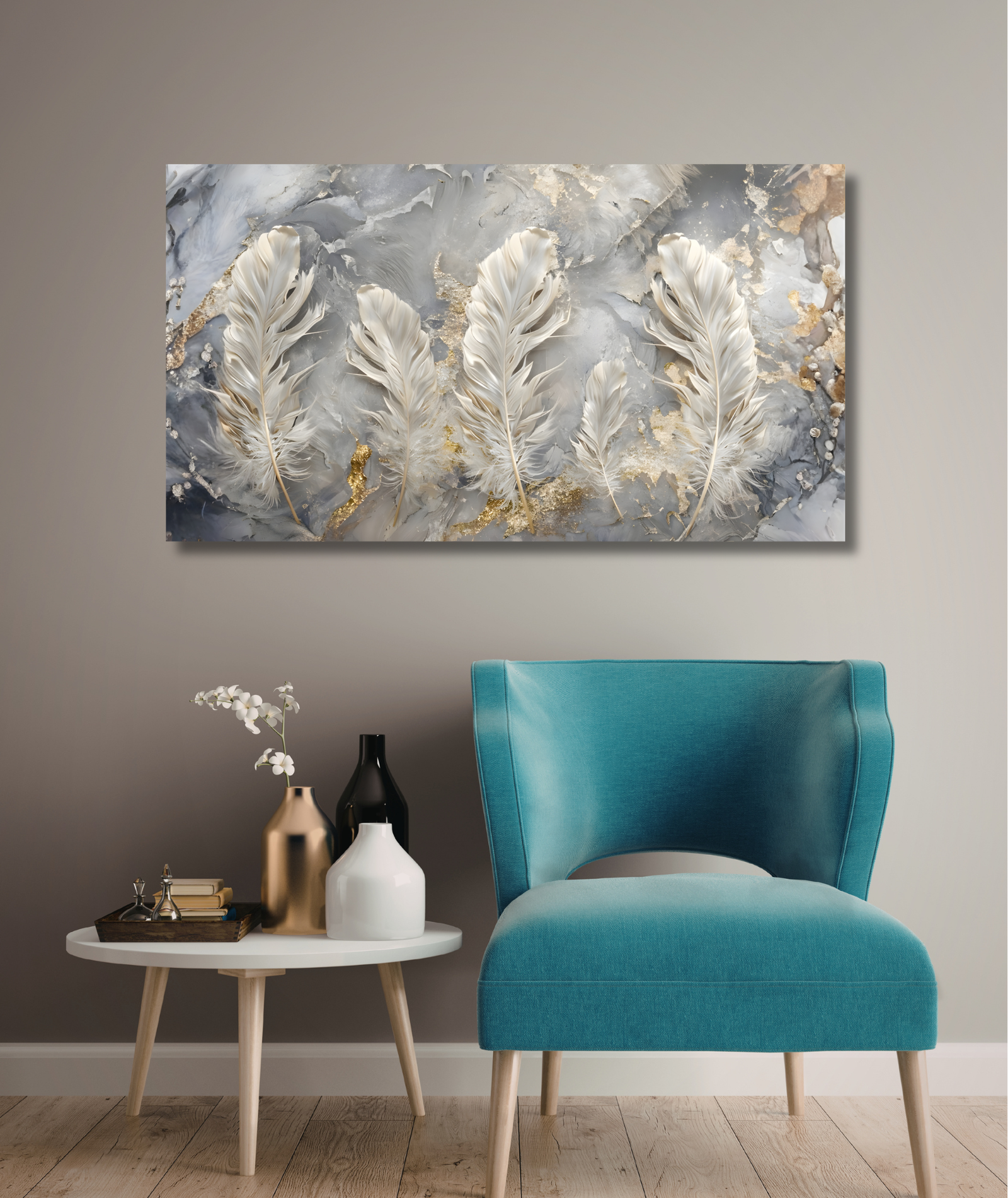 Pluma en fondo de mármol con dorados