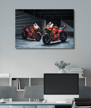 Cuadro de tela canvas premium en bastidor de madera que muestra dos motocicletas del equipo de carreras Red Bull KTM Factory Racing de MotoGP en calidad fotográfica Full HD.
