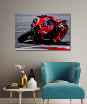 Cuadro decorativo en tela canvas de una moto de carreras Ducati de MotoGP pilotada por Danilo Petrucci inclinándose en una curva, impreso en alta definición sobre bastidor de madera de pino.