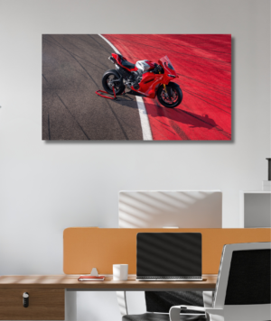 Cuadro de tela canvas decorativo de una motocicleta Ducati Panigale V4 de color rojo sobre el asfalto de un circuito, impreso en alta definición sobre bastidor de madera de pino.