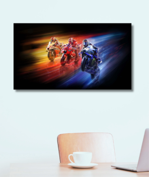 Cuadro decorativo canvas del videojuego MotoGP 22 para PlayStation con tres motos de carreras en estelas de luz de colores, montado en bastidor de pino liviano.